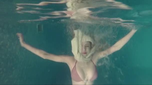 Elegante ragazza alla moda nuota sotto l'acqua in piscina — Video Stock