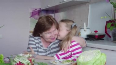 Bir yaşlı kadın ve genç akşam yemeği mutfakta. Aile değerleri. 4k