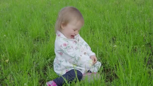 Pequena menina bonita na natureza no dia de verão. 4K — Vídeo de Stock