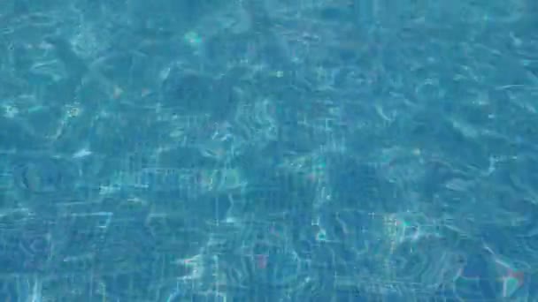 Blauwe geripte water in het zwembad van pool.4k — Stockvideo