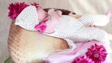 Yerdeki bir sepet içinde mutlu yeni doğan bebek