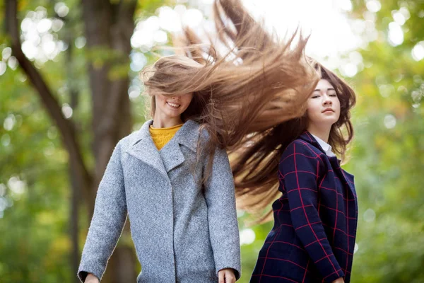 Stile ragazza rossa a bel vicolo autunno . — Foto Stock