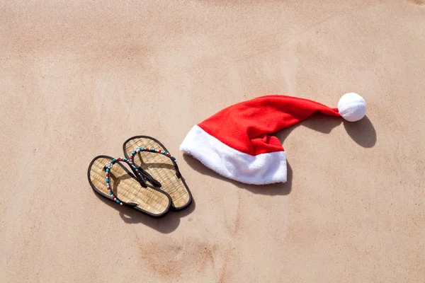 Berretto di Babbo Natale e schiaffo delle donne sulla riva del Mar Rosso — Foto Stock