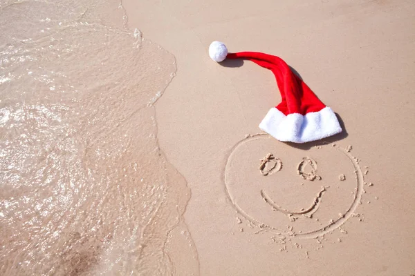 Dibujo de una cara feliz en la arena del mar rojo — Foto de Stock