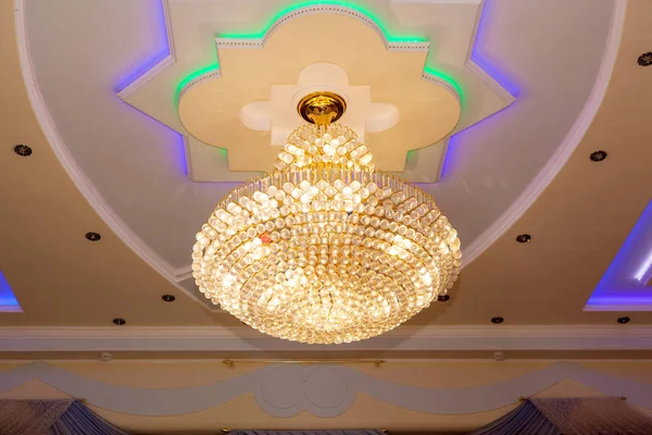 Chandelier on the ceiling — Stock Photo, Image