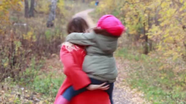 Ibu yang bahagia dan anak perempuan kecil berjalan-jalan di musim gugur sore — Stok Video