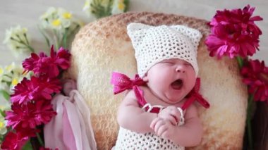 Güzel küçük yeni doğan bebek yawns