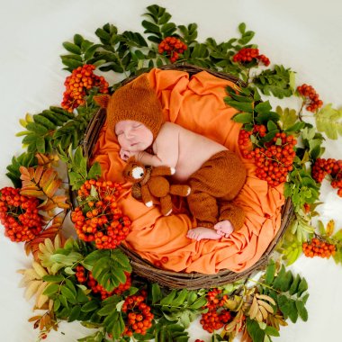 Yeni doğmuş bir bebek rowan sepet içinde uyuyor