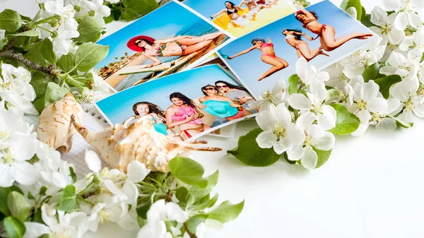 在度假胜地的女孩的桌子上的相册。记忆 — 图库照片