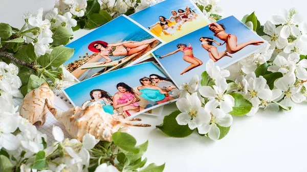 Foto's van slanke positieve gelukkig meisjes in een zwembroek op zee. Herinnering aan de rest — Stockfoto