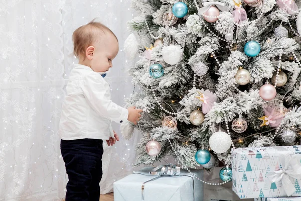Küçük bir çocuk bir Noel ağacı odaya Giydir — Stok fotoğraf