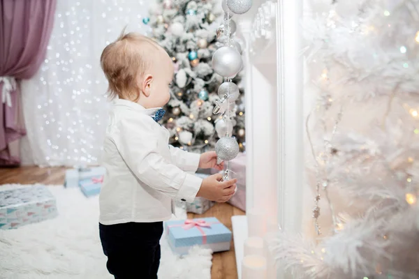 Noel süslemeleri şenlikli bir iç küçük bir çocukla. Noel ve yeni yıl — Stok fotoğraf