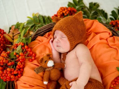 Sepette uyuyan yeni doğmuş bebek