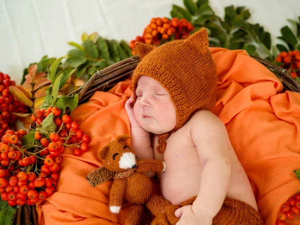 Sovande nyfött barn i en korg — Stockfoto