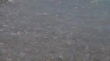 Çakıl taşları ve dalga deniz deniz kıyıdan