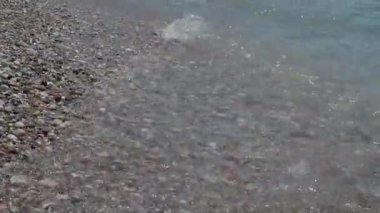 Deniz Sörfü. Dalgalar sahil çakıl üzerinde çalışır.