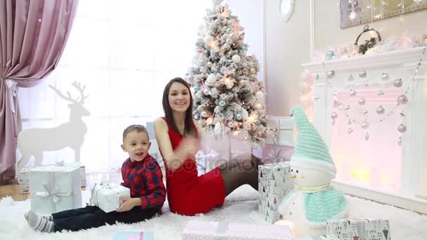 Glückliche Familie mit Neujahrsgeschenken im festlichen Interieur — Stockvideo