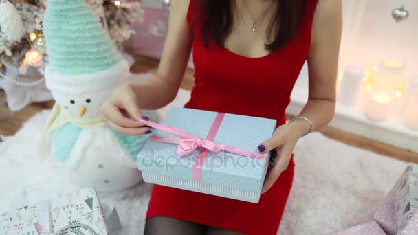 Neujahrsgeschenk in Frauenhand an Silvester — Stockvideo