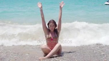 Deniz suyu elleri kadar sıçramasına bir mayo eğlenceli güzel kız. 4k