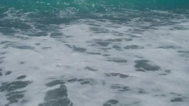 Beyaz köpüklü dalga güçlü deniz