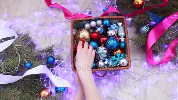 Muchas bolas de colores de Año Nuevo en la cesta. Año Nuevo y Navidad — Vídeos de Stock