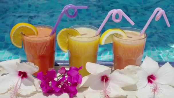 Färskpressad naturlig juice och pool. 4k — Stockvideo