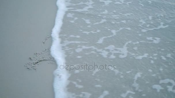 Iscrizione 2018 sulla spiaggia e onda. 4K — Video Stock