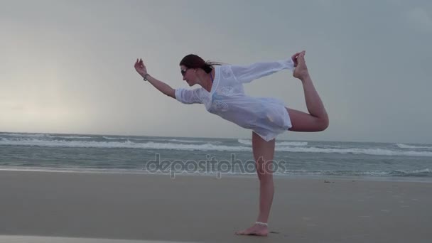 Clases de yoga a orillas del Océano Índico. 4K — Vídeos de Stock