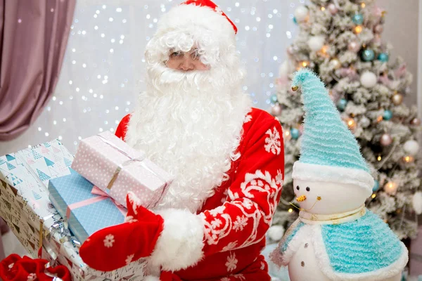 Święty Mikołaj z prezenty na nowy rok w ręce — Zdjęcie stockowe