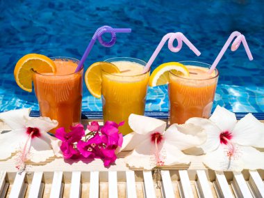 Taze sıkılmış doğal suyu ve Havuzu.