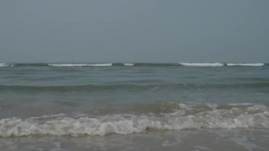Hint Okyanusu dalgaları kıyıda sıçrama. 4k