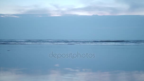 Oceano azul indiano ao pôr-do-sol. Bela paisagem do Mar Arábico. 4K — Vídeo de Stock