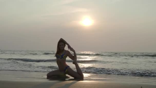 Morgendämmerung Yoga Übung Paar Mädchen Sonnenuntergang. 4k — Stockvideo