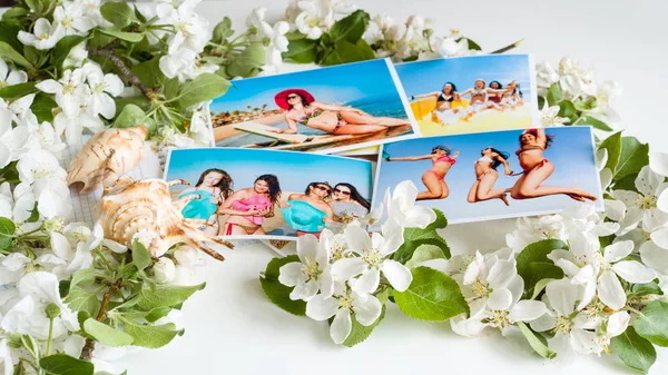 Fotos de delgadas chicas felices positivas en un traje de baño en el mar. Recolección del resto —  Fotos de Stock