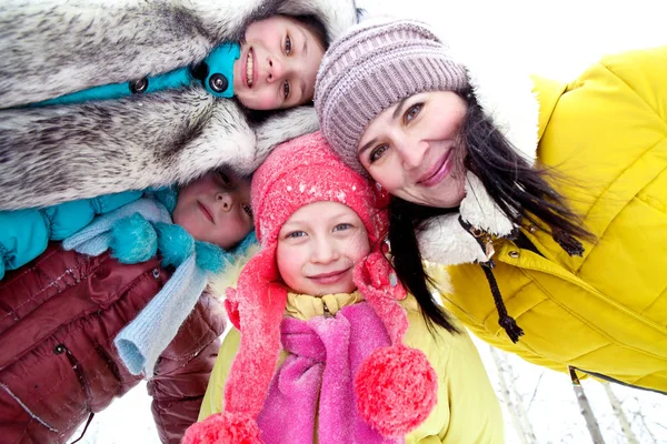 Mama i trzy córki szczegół portret zimą na spacer — Zdjęcie stockowe