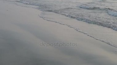 Yumuşak kum plajındaki mavi okyanus dalgası. 4k