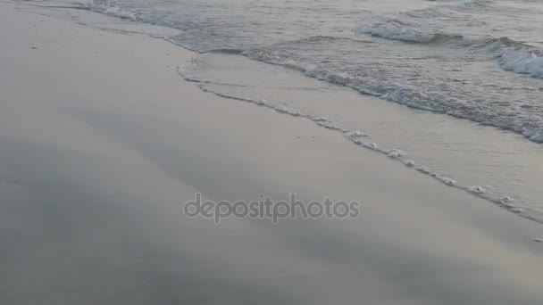 Weiche Welle des blauen Ozeans am Sandstrand. 4k — Stockvideo