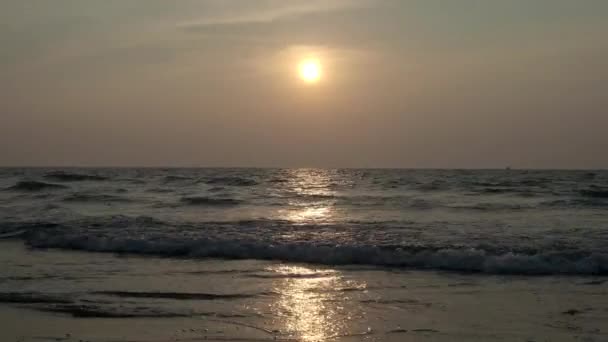 Solnedgång på Indiska oceanen. 4k — Stockvideo