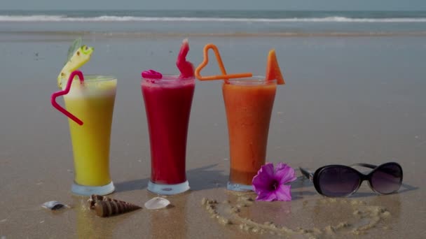 Três cocktails tropicais à beira-mar. 4K — Vídeo de Stock