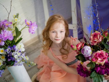 Buket çiçek stüdyo ile Kızıl saçlı güzel kız. Bahar