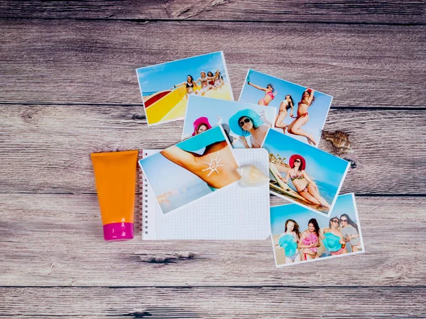 Fotoalbum av flickor i en bikini och solskydd på en trä bakgrund. Kroppsvård — Stockfoto