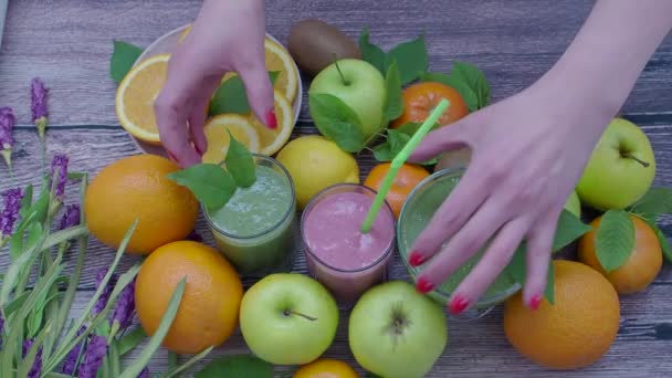 Cócteles naturales de frutas y bayas sobre fondo de madera — Vídeo de stock