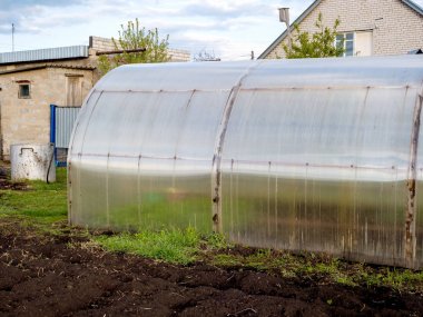 Sera bahar bahçesinde