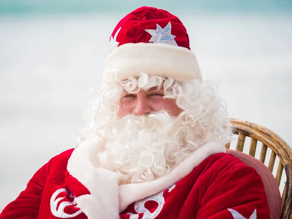 Beyaz sakallı ve kırmızı şapkalı Noel Baba portresi. — Stok fotoğraf