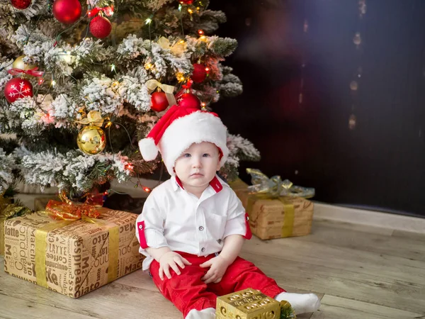 Çelenk ve Noel topları ile Noel ağacı çocuğa — Stok fotoğraf