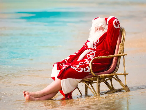 圣诞老人在海滨的旅程中休息 — 图库照片