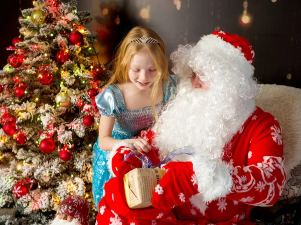 Noel Baba ve güzel kız Noel ağacında yeni yıl hediyeleriyle — Stok fotoğraf