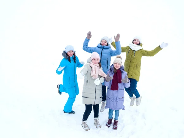 Famiglia felice in inverno vestiti luminosi saltare pomeriggio d'inverno su una passeggiata — Foto Stock