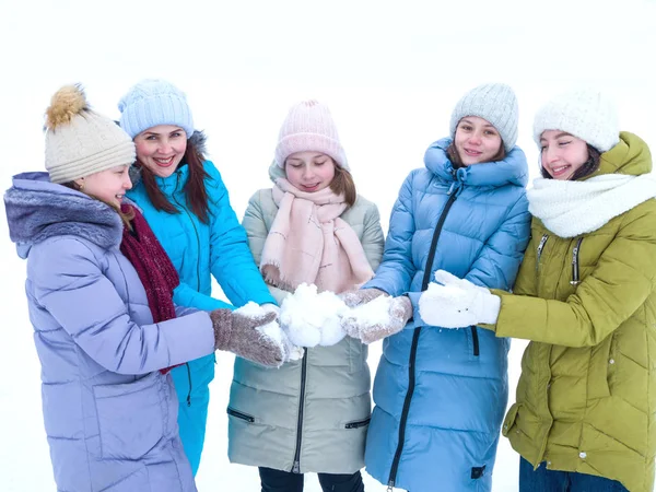La compagnia allegra di bambini tiene la neve bianca in manopole — Foto Stock