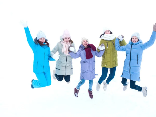Группа девочек-подростков в зимней одежде прыгнула зимой — стоковое фото